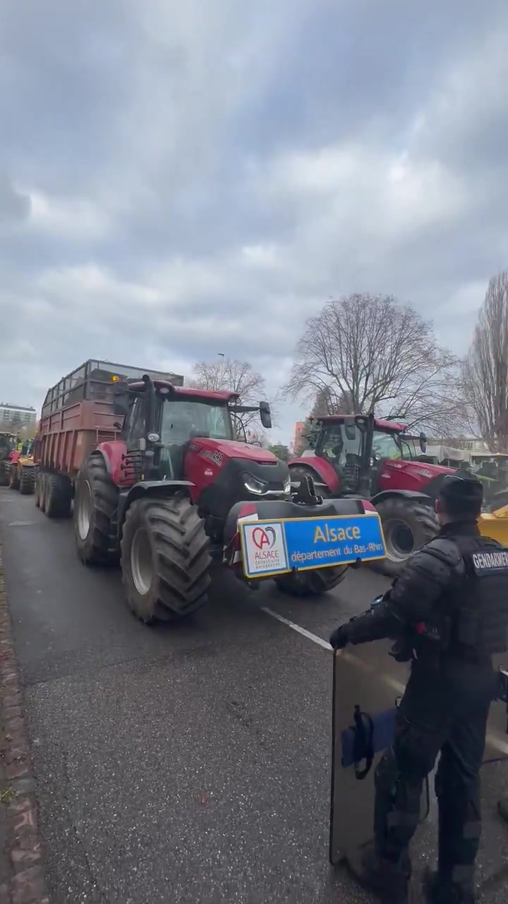 CR70 farmers have arrived at the edge of the European Parliament in Strasbourg. Police have blocked the passage. Tractors are honking in protest