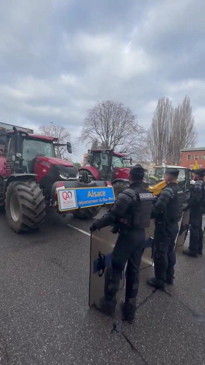 CR70 farmers have arrived at the edge of the European Parliament in Strasbourg. Police have blocked the passage. Tractors are honking in protest