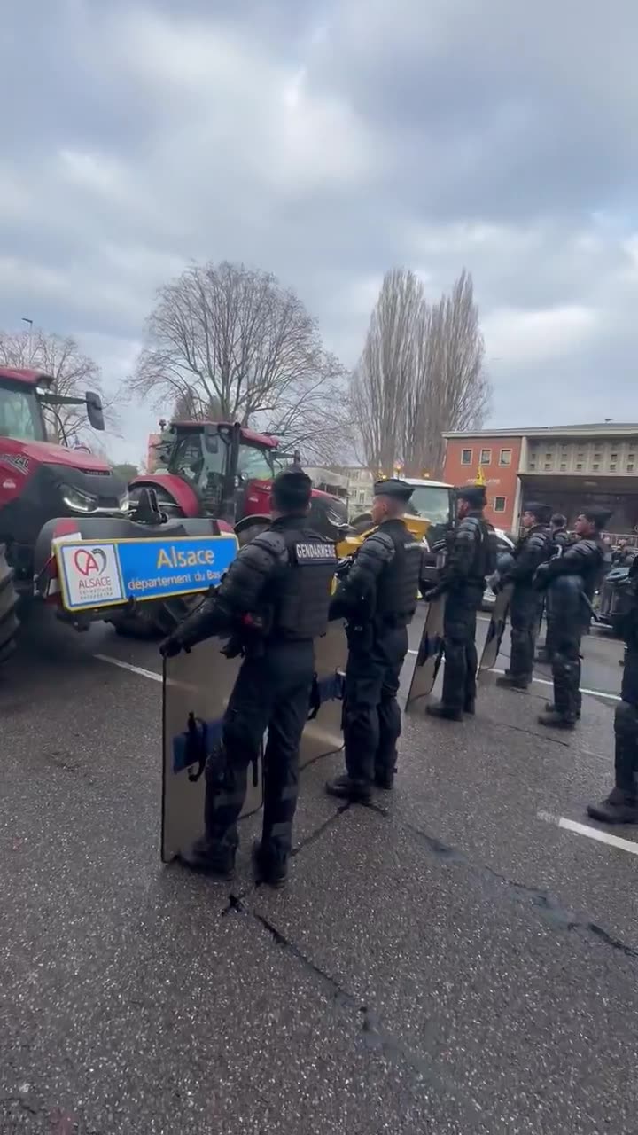 CR70 farmers have arrived at the edge of the European Parliament in Strasbourg. Police have blocked the passage. Tractors are honking in protest