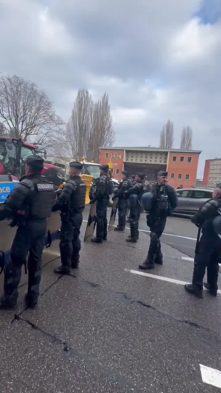 CR70 farmers have arrived at the edge of the European Parliament in Strasbourg. Police have blocked the passage. Tractors are honking in protest