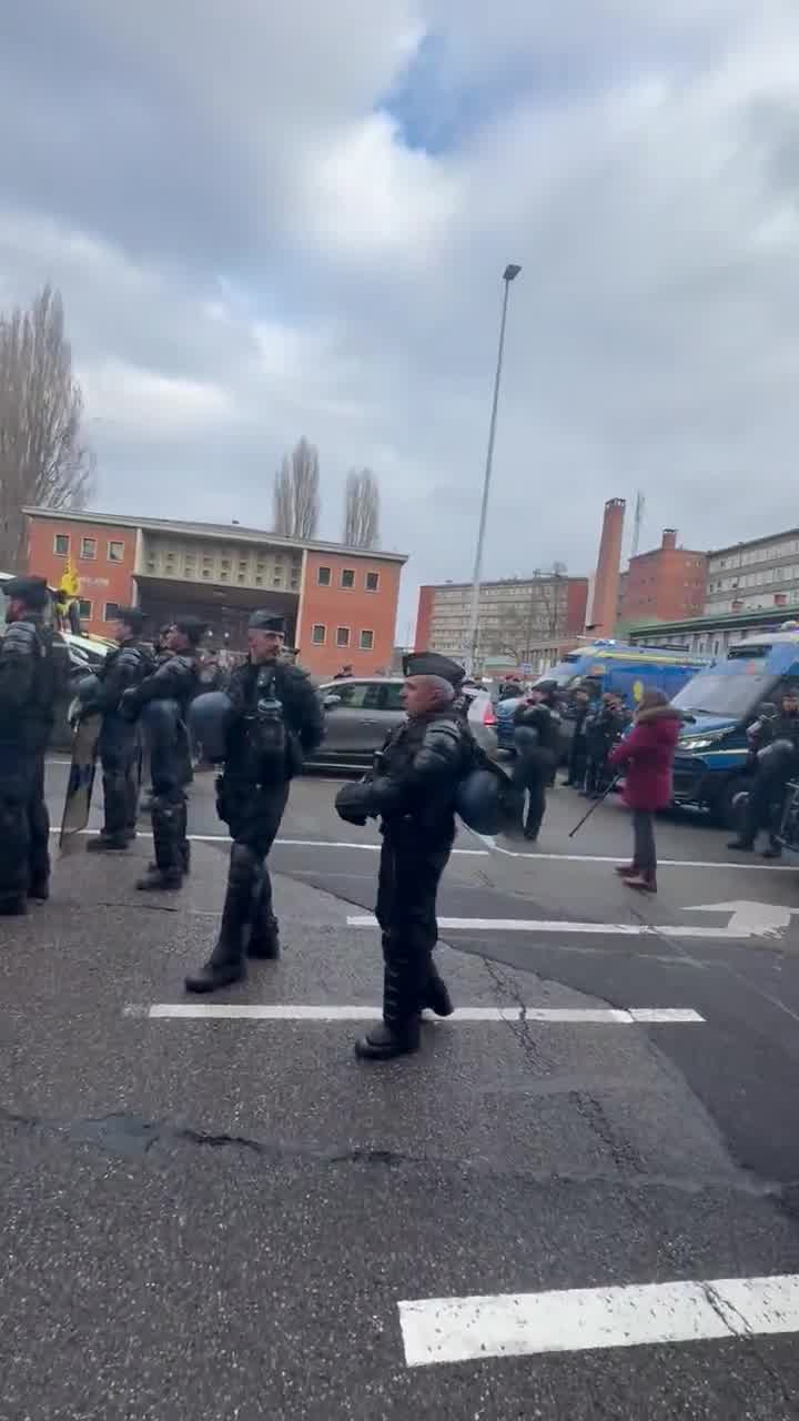 CR70 farmers have arrived at the edge of the European Parliament in Strasbourg. Police have blocked the passage. Tractors are honking in protest