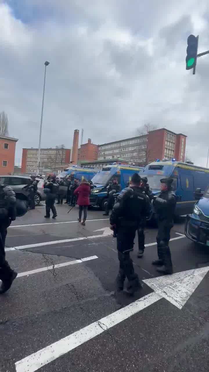 CR70 farmers have arrived at the edge of the European Parliament in Strasbourg. Police have blocked the passage. Tractors are honking in protest