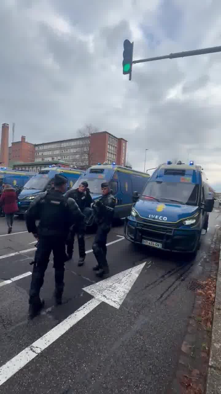 CR70 farmers have arrived at the edge of the European Parliament in Strasbourg. Police have blocked the passage. Tractors are honking in protest