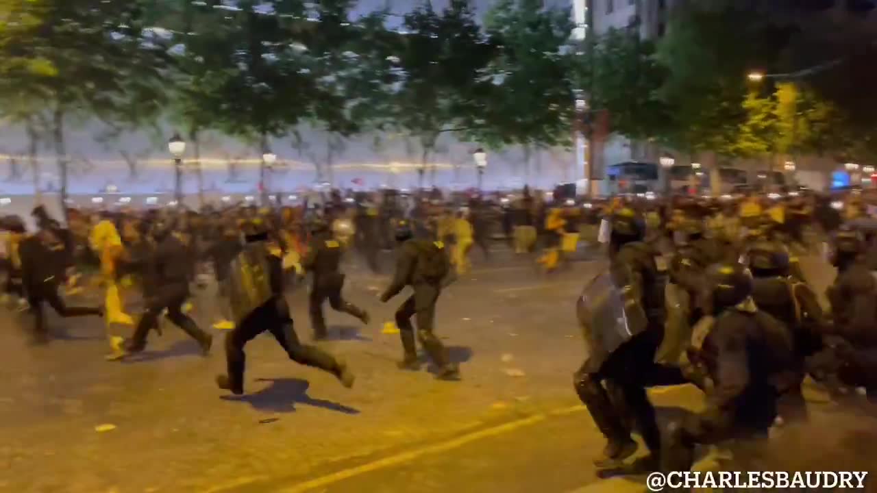 Several arrests are underway on the Champs-Élysées in Paris. Tensions are rising in the capital.