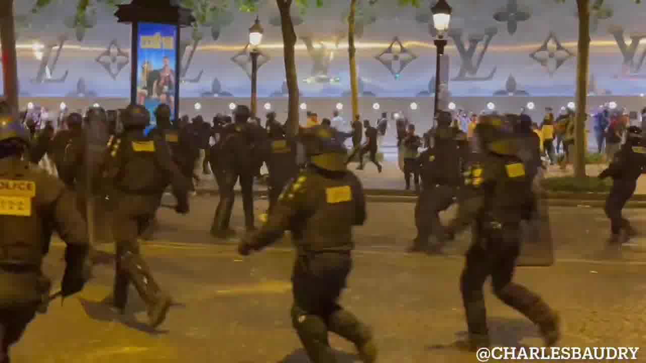 Several arrests are underway on the Champs-Élysées in Paris. Tensions are rising in the capital.