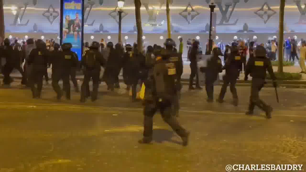 Several arrests are underway on the Champs-Élysées in Paris. Tensions are rising in the capital.
