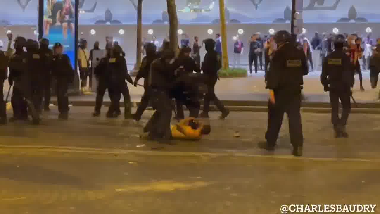 Several arrests are underway on the Champs-Élysées in Paris. Tensions are rising in the capital.