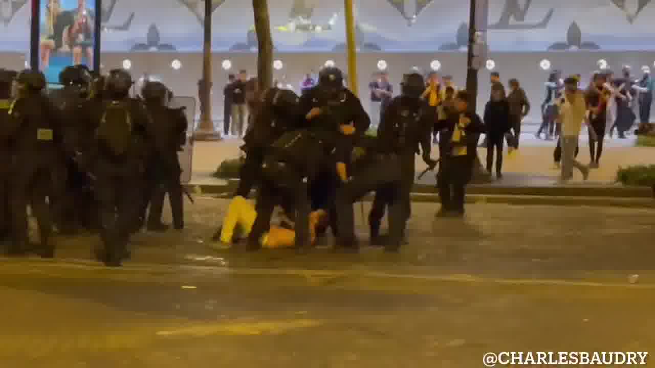 Several arrests are underway on the Champs-Élysées in Paris. Tensions are rising in the capital.