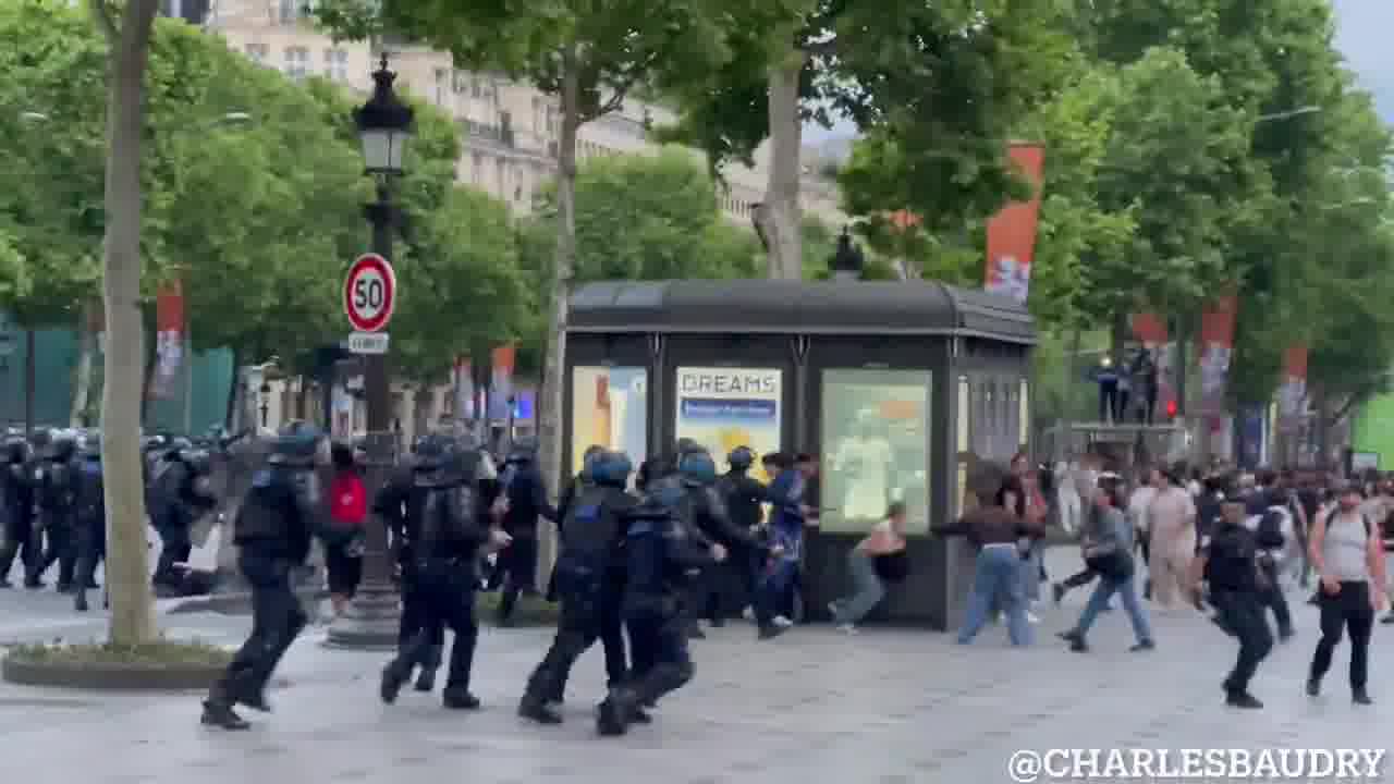 Significant tension on the Champs-Élysées. Law enforcement intervention underway.