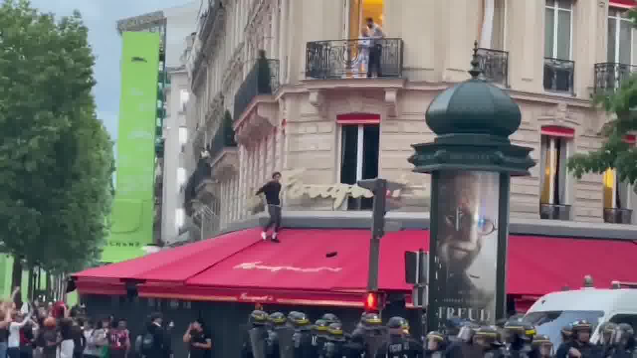 Significant tension on the Champs-Élysées. Law enforcement intervention underway.