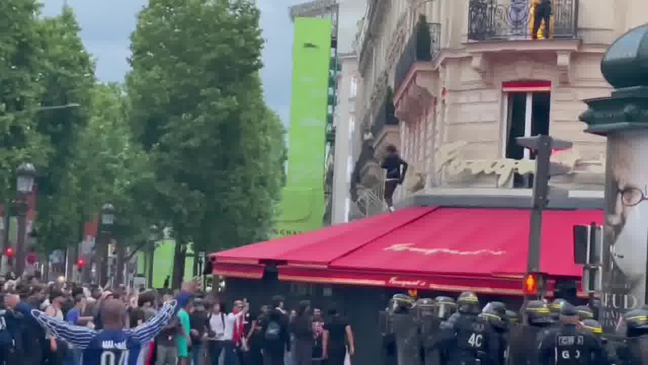 Significant tension on the Champs-Élysées. Law enforcement intervention underway.
