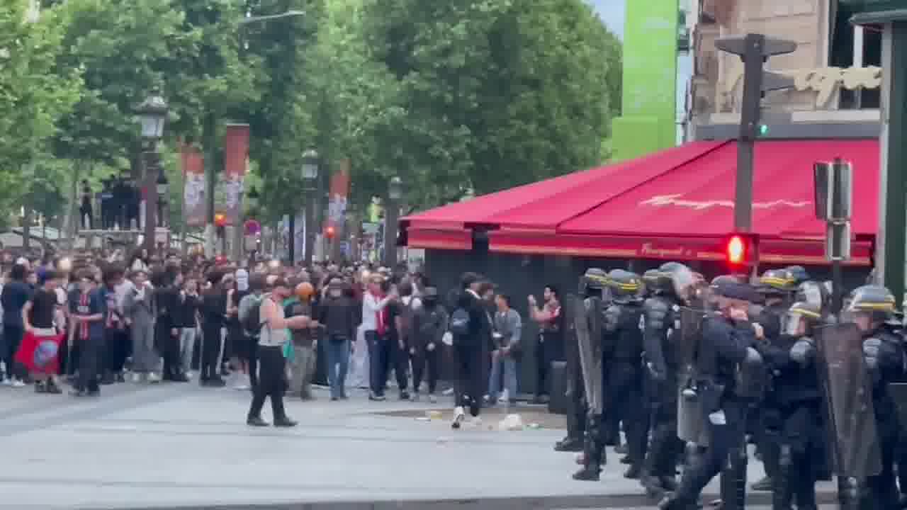 Significant tension on the Champs-Élysées. Law enforcement intervention underway.
