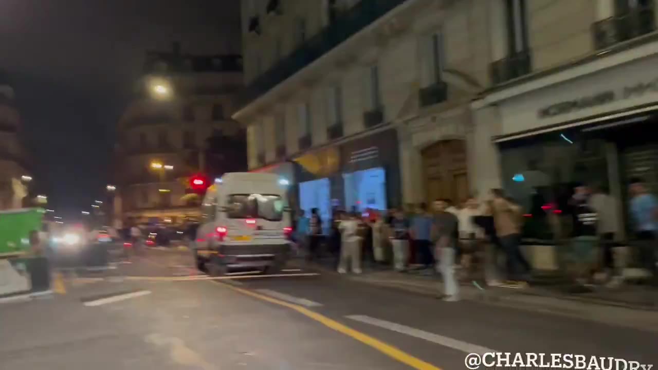 The situation is also very tense in the streets around the Champs-Élysées. Law enforcement officers are being attacked. Numerous tear gas attacks are being fired in an attempt to disperse the crowd.