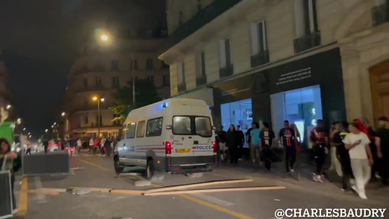 The situation is also very tense in the streets around the Champs-Élysées. Law enforcement officers are being attacked. Numerous tear gas attacks are being fired in an attempt to disperse the crowd.