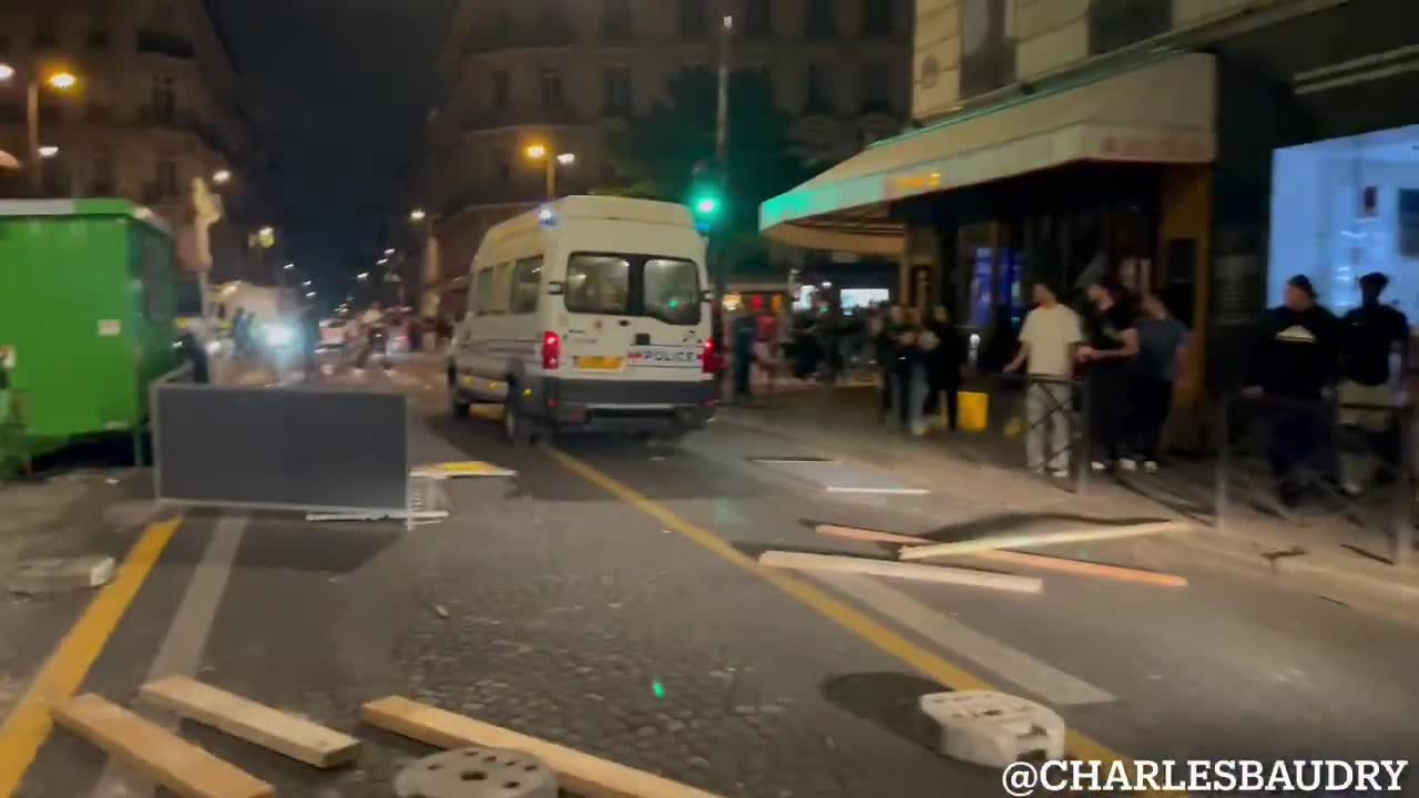 The situation is also very tense in the streets around the Champs-Élysées. Law enforcement officers are being attacked. Numerous tear gas attacks are being fired in an attempt to disperse the crowd.