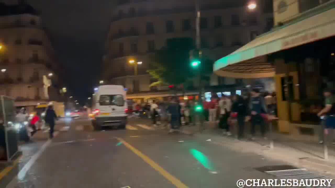 The situation is also very tense in the streets around the Champs-Élysées. Law enforcement officers are being attacked. Numerous tear gas attacks are being fired in an attempt to disperse the crowd.