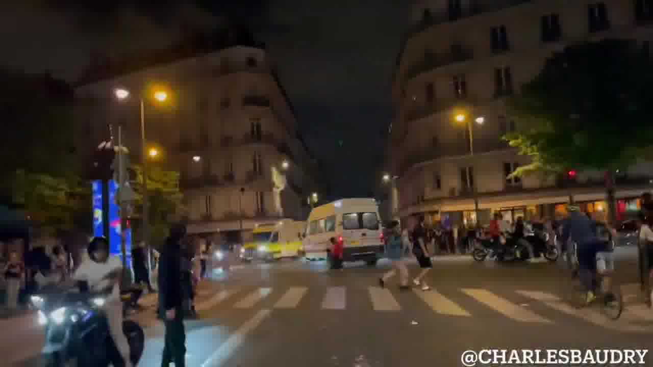 The situation is also very tense in the streets around the Champs-Élysées. Law enforcement officers are being attacked. Numerous tear gas attacks are being fired in an attempt to disperse the crowd.