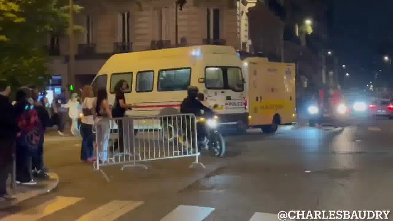 The situation is also very tense in the streets around the Champs-Élysées. Law enforcement officers are being attacked. Numerous tear gas attacks are being fired in an attempt to disperse the crowd.