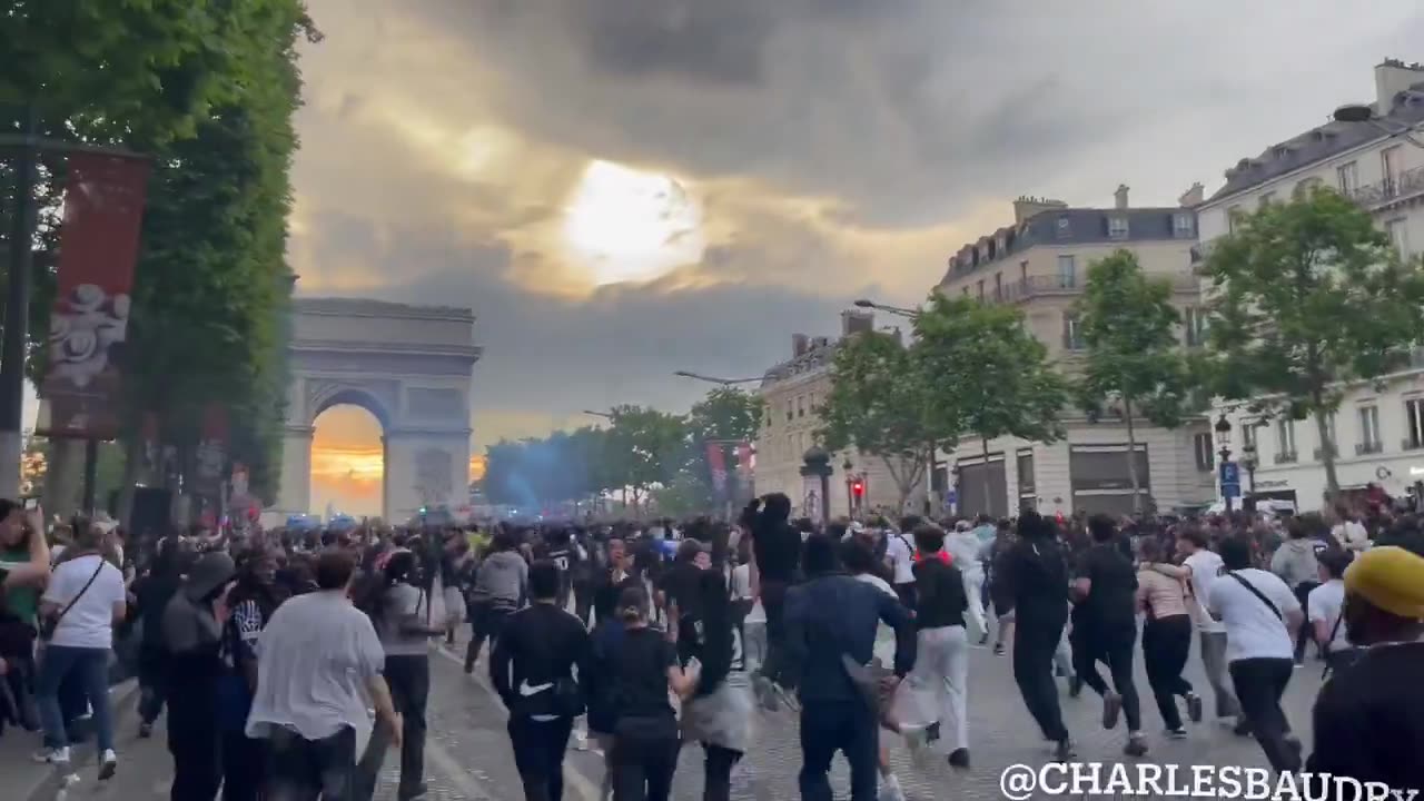 Supporters on the Champs-Élysées after PSG's various goals