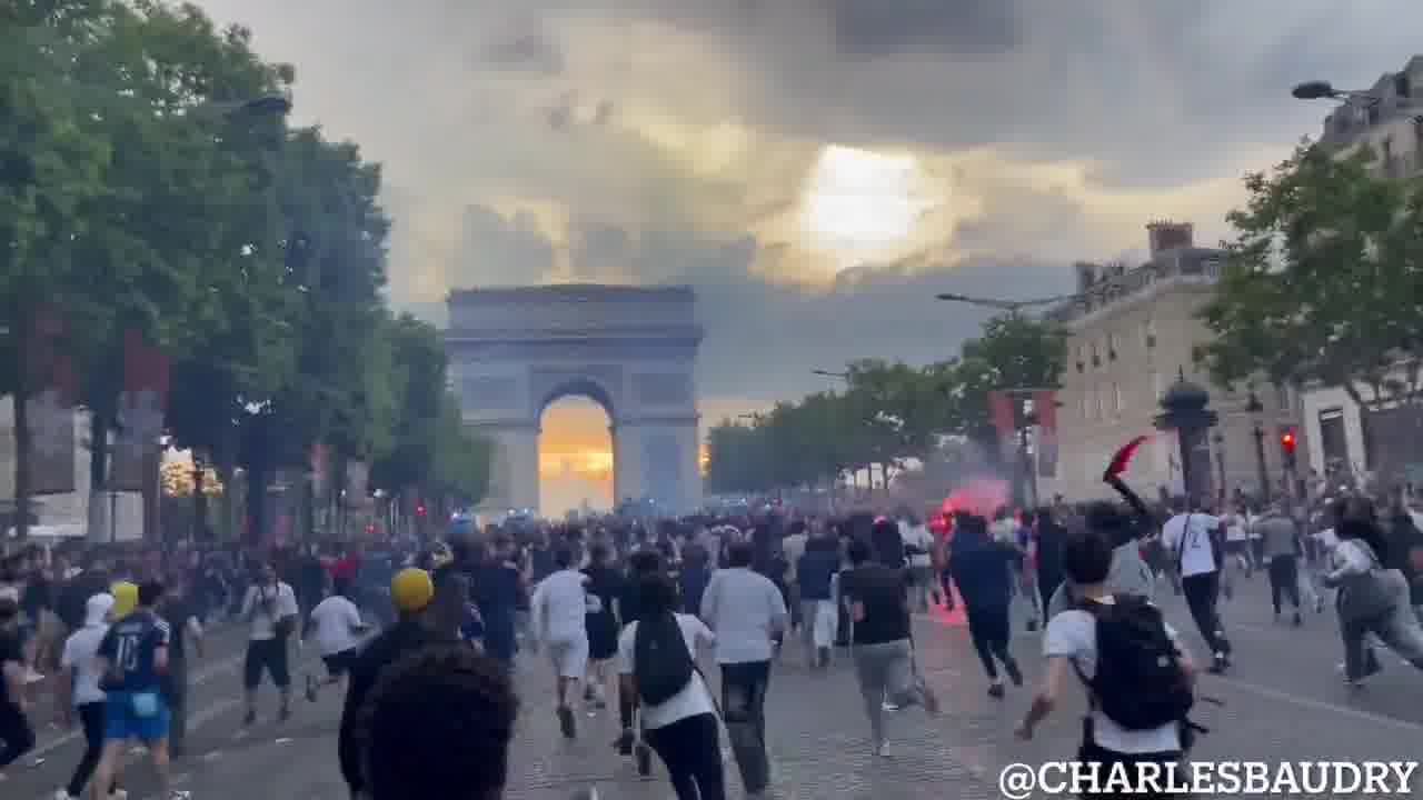 Supporters on the Champs-Élysées after PSG's various goals