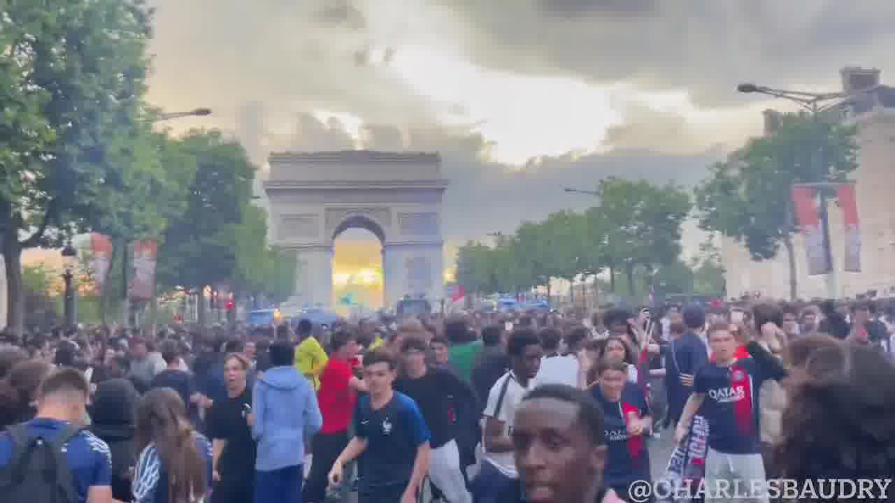 Supporters on the Champs-Élysées after PSG's various goals