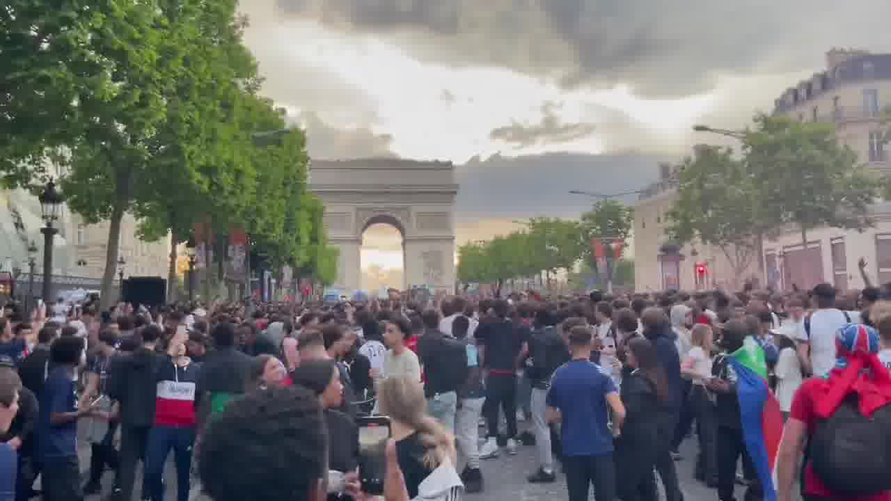 Supporters on the Champs-Élysées after PSG's various goals