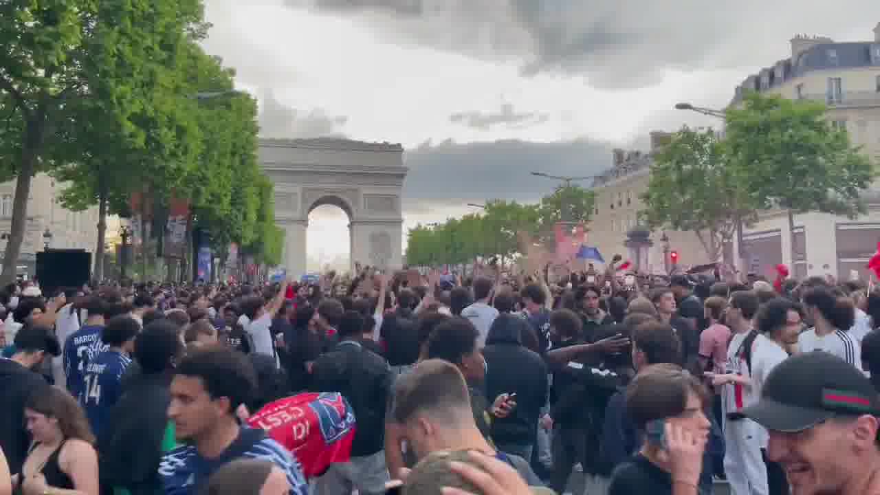 Supporters on the Champs-Élysées after PSG's various goals