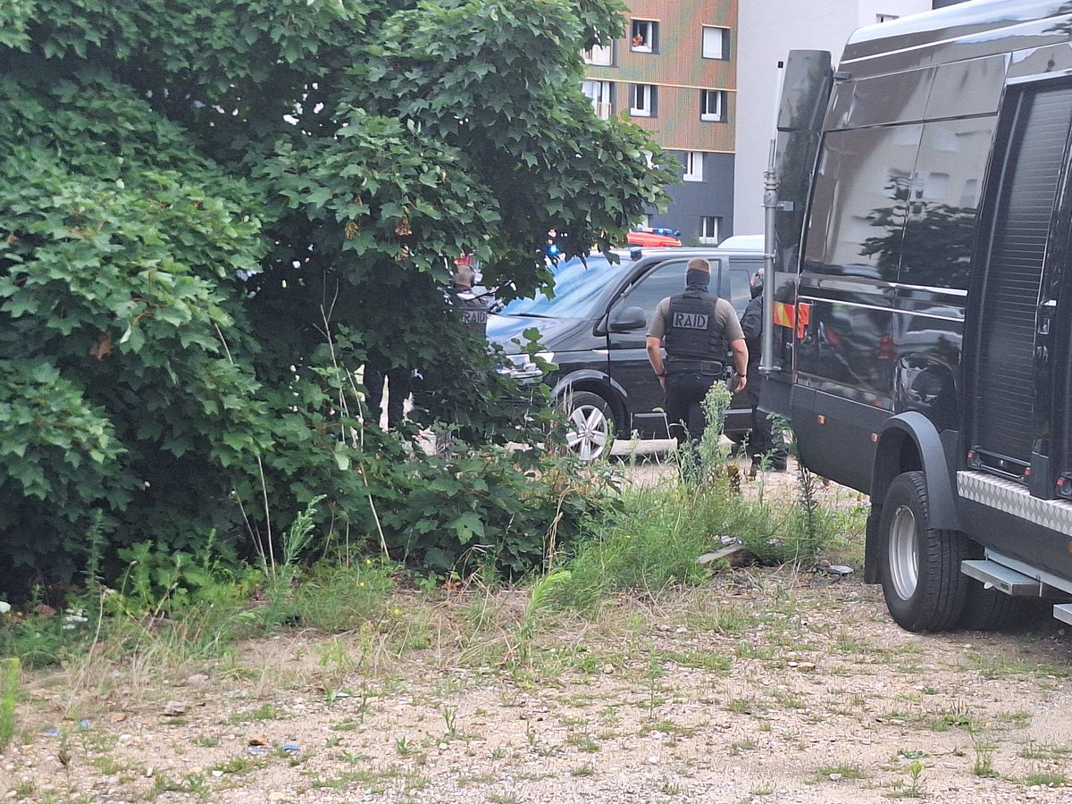 A man is holed up in an apartment on Rue de l'Eglise in Cléon (Rouen metropolitan area). The RAID has arrived on the scene. Police sources report the presence of a woman and a child with him. 