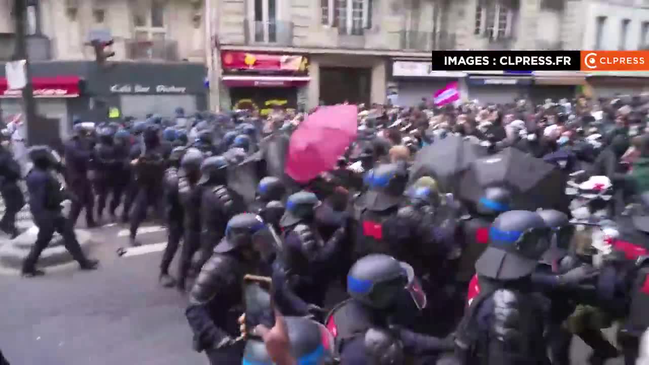 New police charge in Paris to push back a group of protesters who are facing them while trying to escape from a net