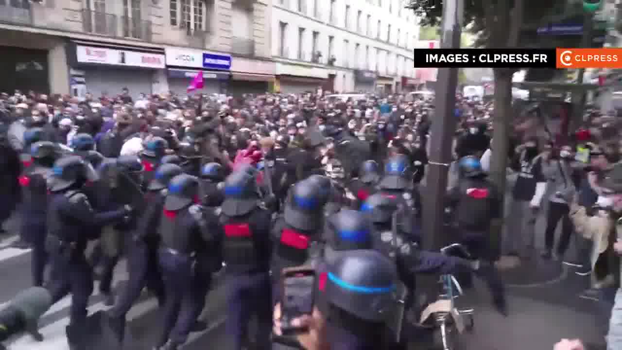 New police charge in Paris to push back a group of protesters who are facing them while trying to escape from a net