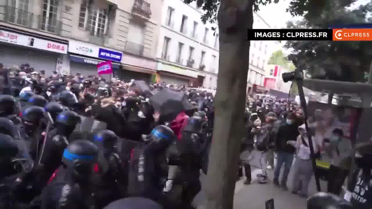 New police charge in Paris to push back a group of protesters who are facing them while trying to escape from a net