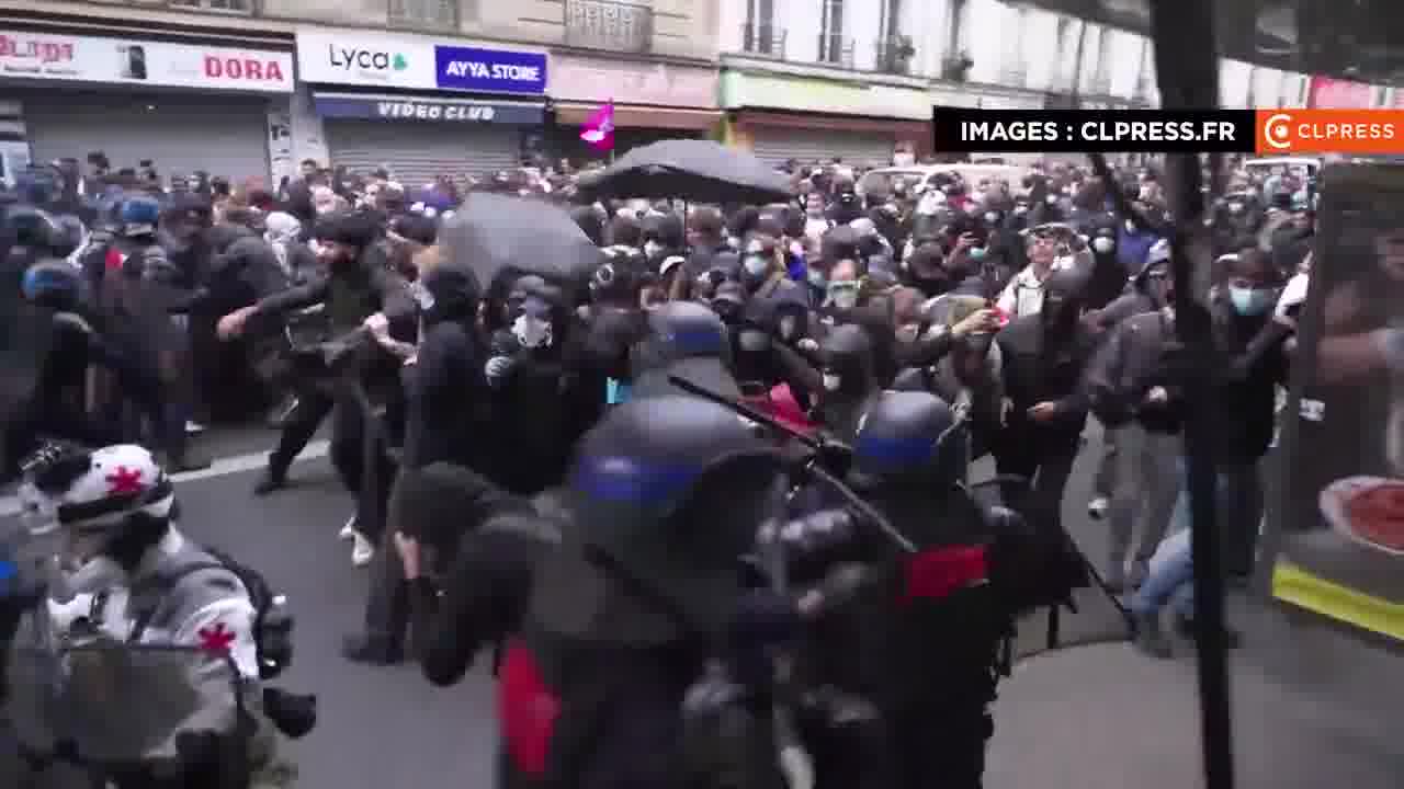 New police charge in Paris to push back a group of protesters who are facing them while trying to escape from a net