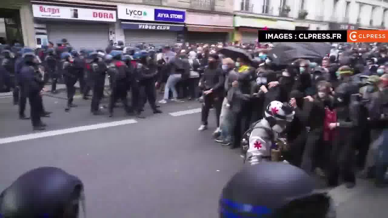 New police charge in Paris to push back a group of protesters who are facing them while trying to escape from a net