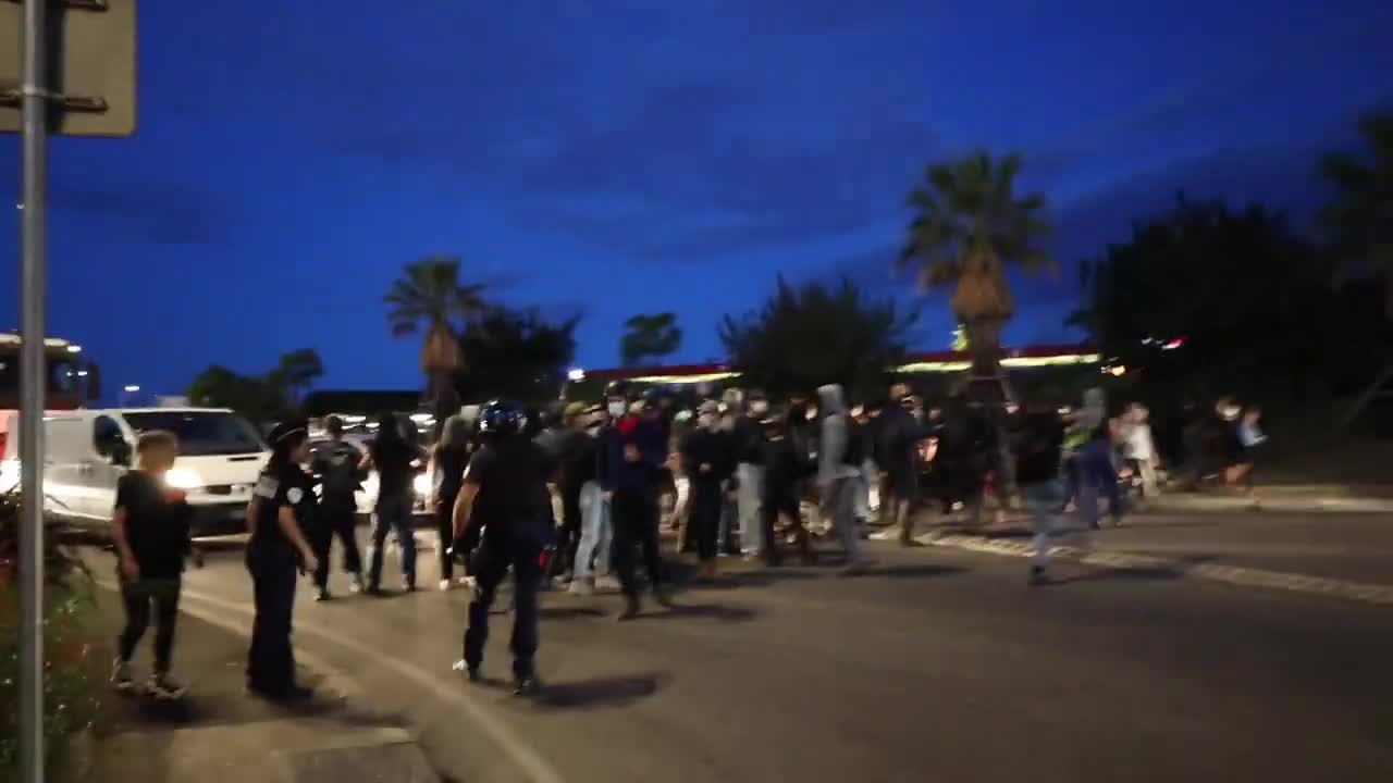 While journalists were doing their job, during a CDI charge, a police officer sprayed @Masleuu with a tear gas canister, very close to his face, while he was identified as a press. This violence immobilized him for a long time.