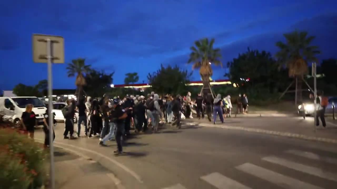 While journalists were doing their job, during a CDI charge, a police officer sprayed @Masleuu with a tear gas canister, very close to his face, while he was identified as a press. This violence immobilized him for a long time.