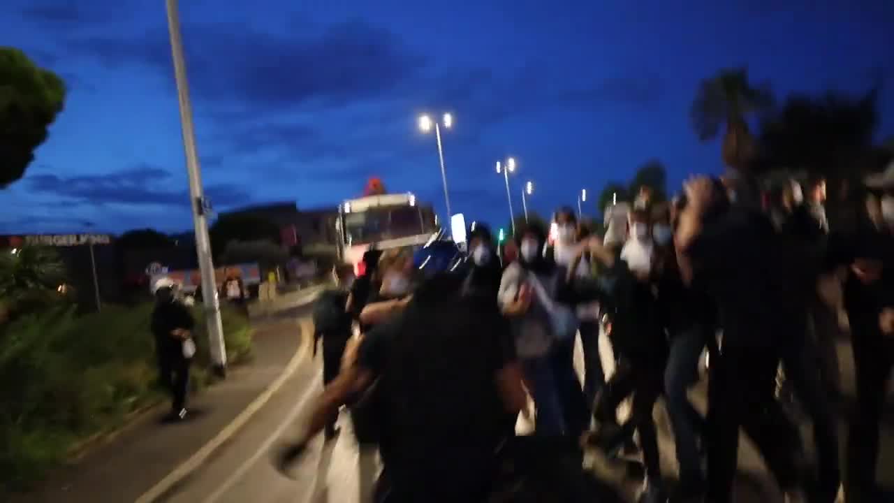 While journalists were doing their job, during a CDI charge, a police officer sprayed @Masleuu with a tear gas canister, very close to his face, while he was identified as a press. This violence immobilized him for a long time.