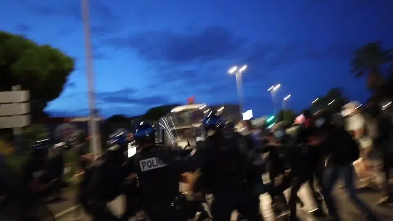 While journalists were doing their job, during a CDI charge, a police officer sprayed @Masleuu with a tear gas canister, very close to his face, while he was identified as a press. This violence immobilized him for a long time.