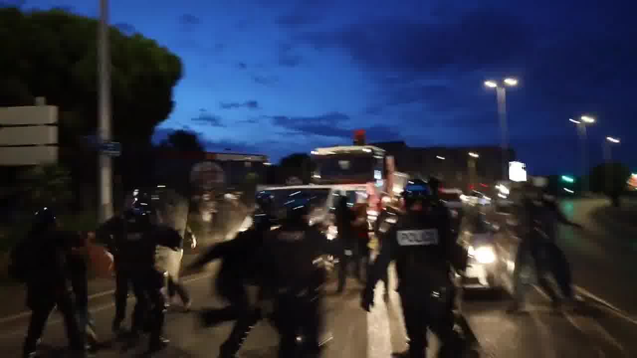 While journalists were doing their job, during a CDI charge, a police officer sprayed @Masleuu with a tear gas canister, very close to his face, while he was identified as a press. This violence immobilized him for a long time.