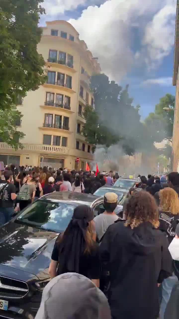 Wild demonstration underway in Lyon: several thousand people march towards Cours de la Liberté from Place Guichard