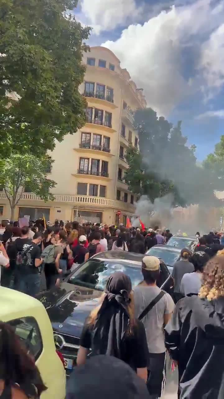 Wild demonstration underway in Lyon: several thousand people march towards Cours de la Liberté from Place Guichard