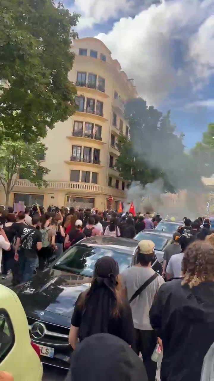 Wild demonstration underway in Lyon: several thousand people march towards Cours de la Liberté from Place Guichard