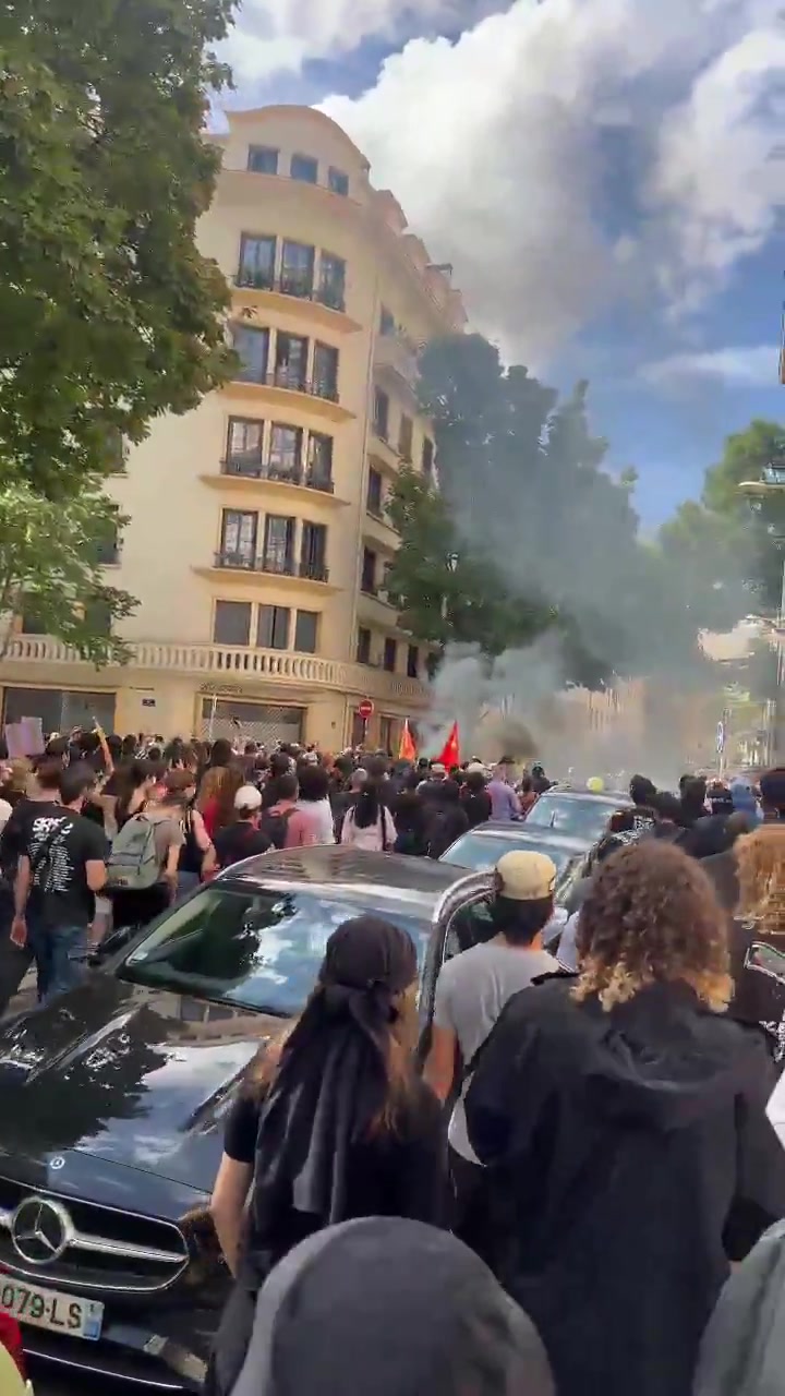 Wild demonstration underway in Lyon: several thousand people march towards Cours de la Liberté from Place Guichard