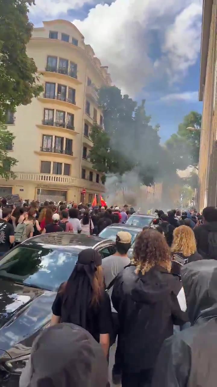 Wild demonstration underway in Lyon: several thousand people march towards Cours de la Liberté from Place Guichard