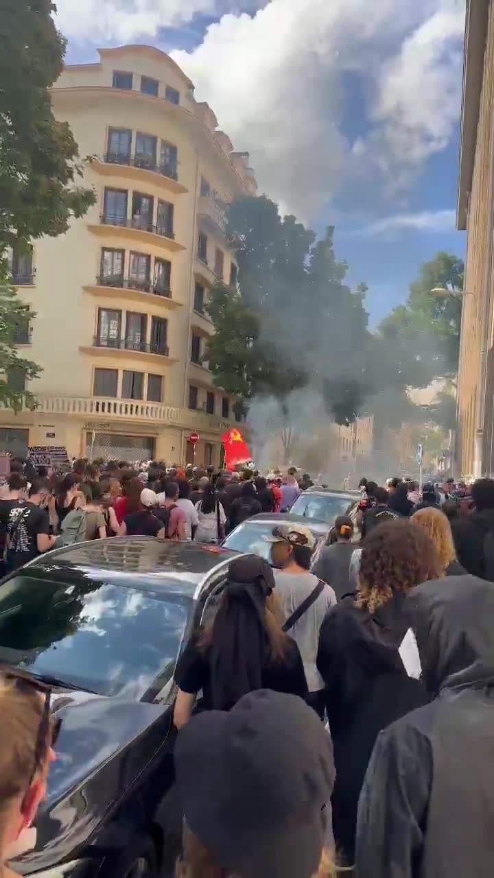 Wild demonstration underway in Lyon: several thousand people march towards Cours de la Liberté from Place Guichard