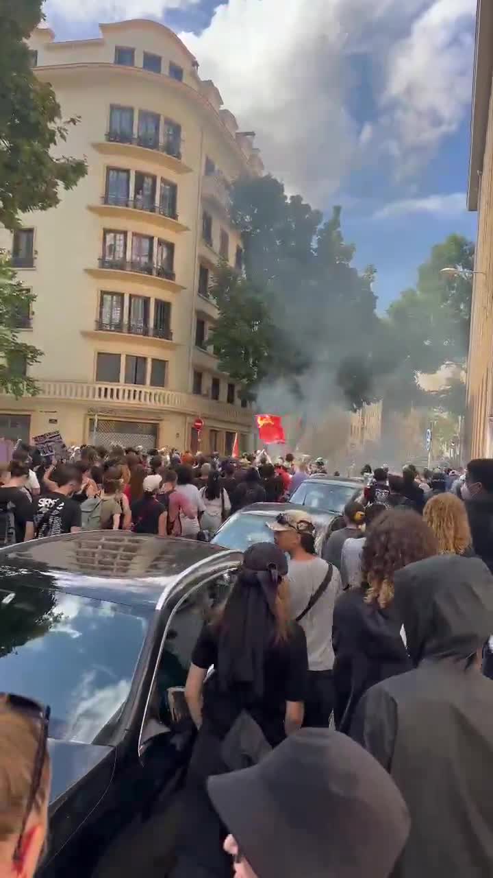 Wild demonstration underway in Lyon: several thousand people march towards Cours de la Liberté from Place Guichard