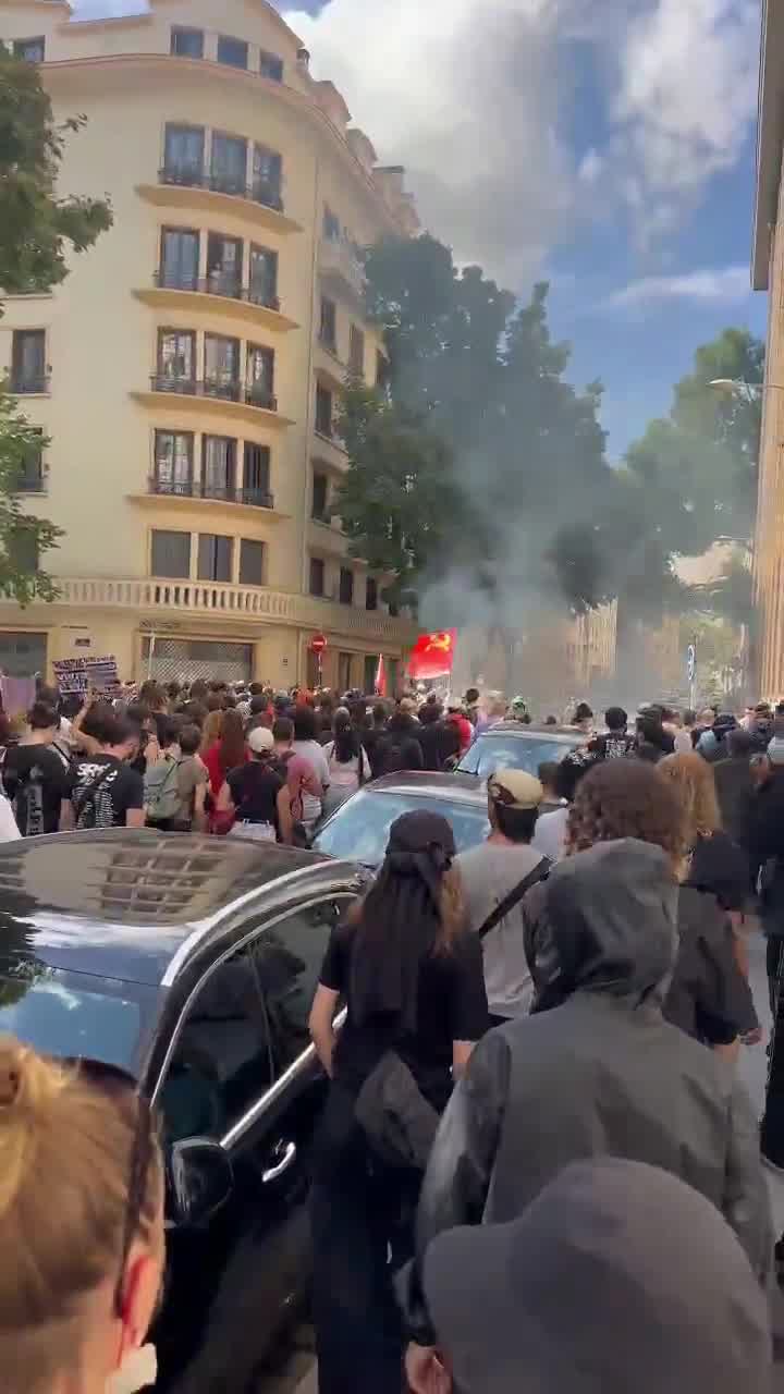 Wild demonstration underway in Lyon: several thousand people march towards Cours de la Liberté from Place Guichard