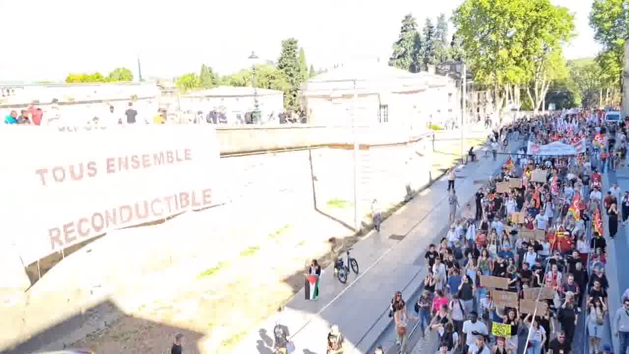 Thousands of people are currently demonstrating in Montpellier for social justice and a rolling strike.