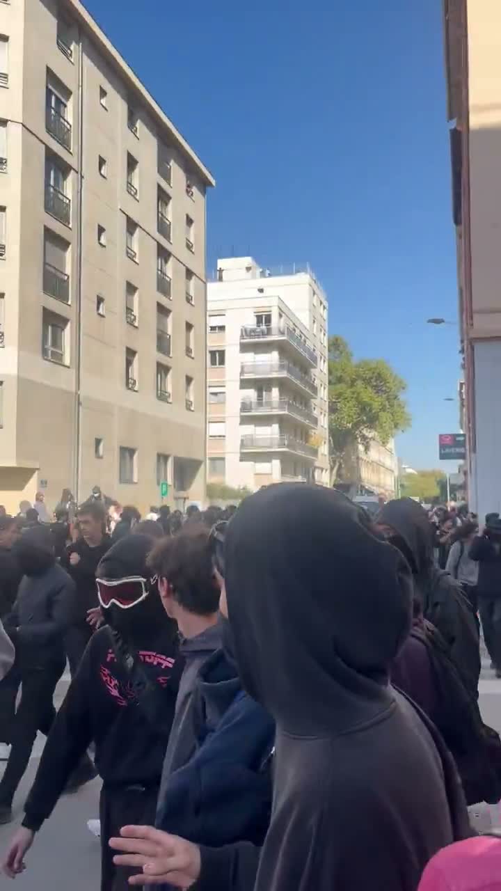 آلاف المتظاهرين في بريغون لدعم طلاب المدارس الثانوية