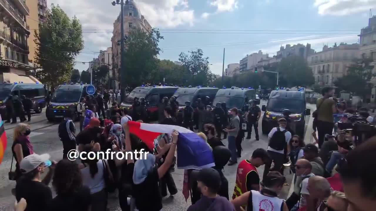 في مرسيليا، تمنع الشرطة المتظاهرين في ساحة كاستيلاني