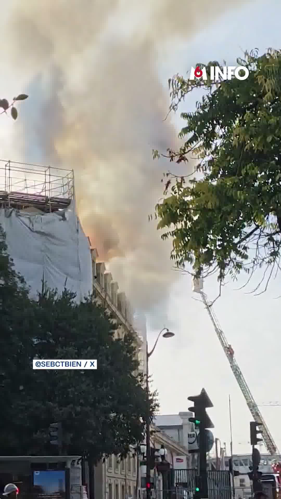A fire broke out this Wednesday near the Austerlitz train station, in the 13th arrondissement of Paris. A thick plume of smoke is visible above the capital